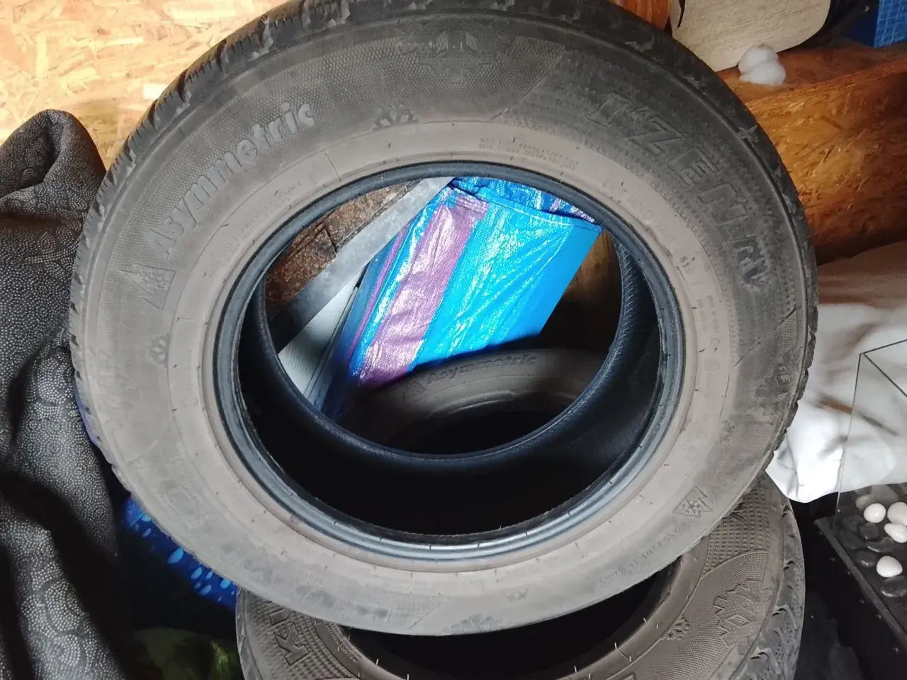 Opony zimowe Asymmetric, idealne do Hyundai ix35. W tle niebieska plandeka.
