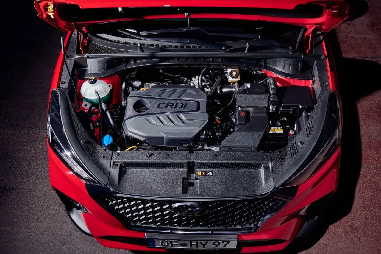 Silnik CRDi w czerwonym Kia Sportage. Zastanawiasz się, jaki olej do Kia Sportage 1.7 CRDi? Sprawdź instrukcję obsługi.