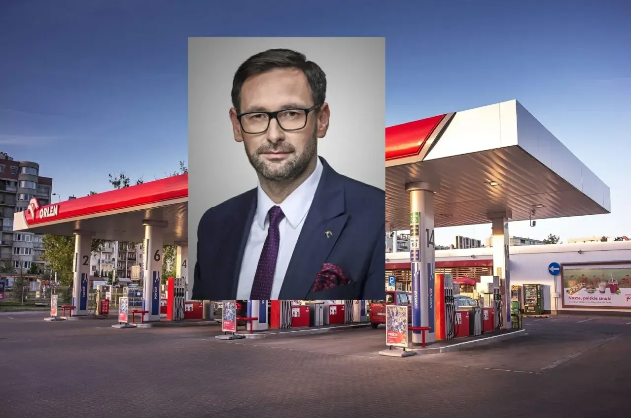 Mężczyzna w garniturze na tle stacji paliw ORLEN. Dostępne paliwo VERVA.
