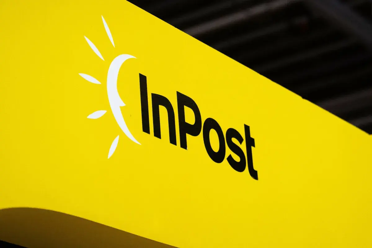 Logo InPost na żółtym tle. Zapewnij sobie spokój ducha dzięki opcji inpost ubezpieczenie paczki.