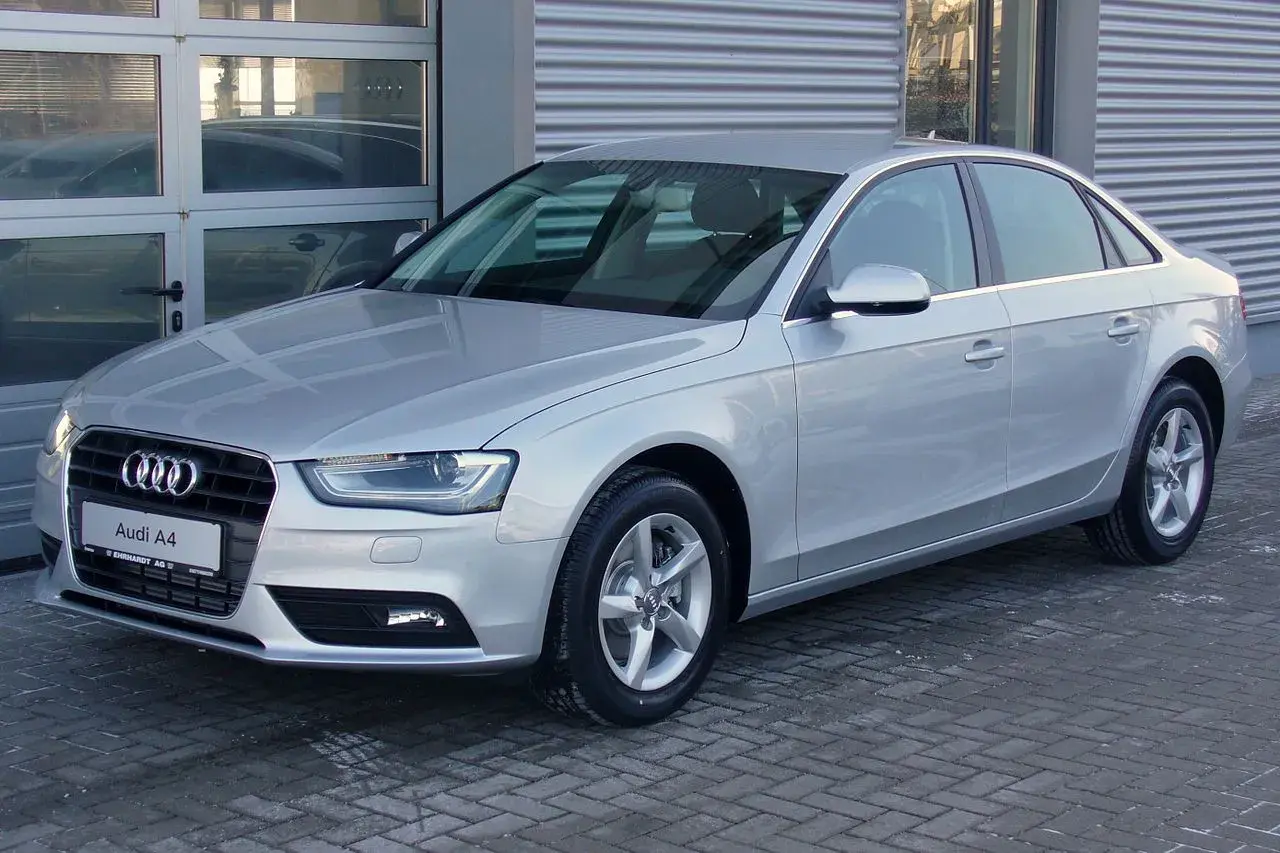 Srebrny Audi A4 B8, często wybierany przez kierowców, może mieć typowe usterki, takie jak problemy z elektroniką czy zawieszeniem.