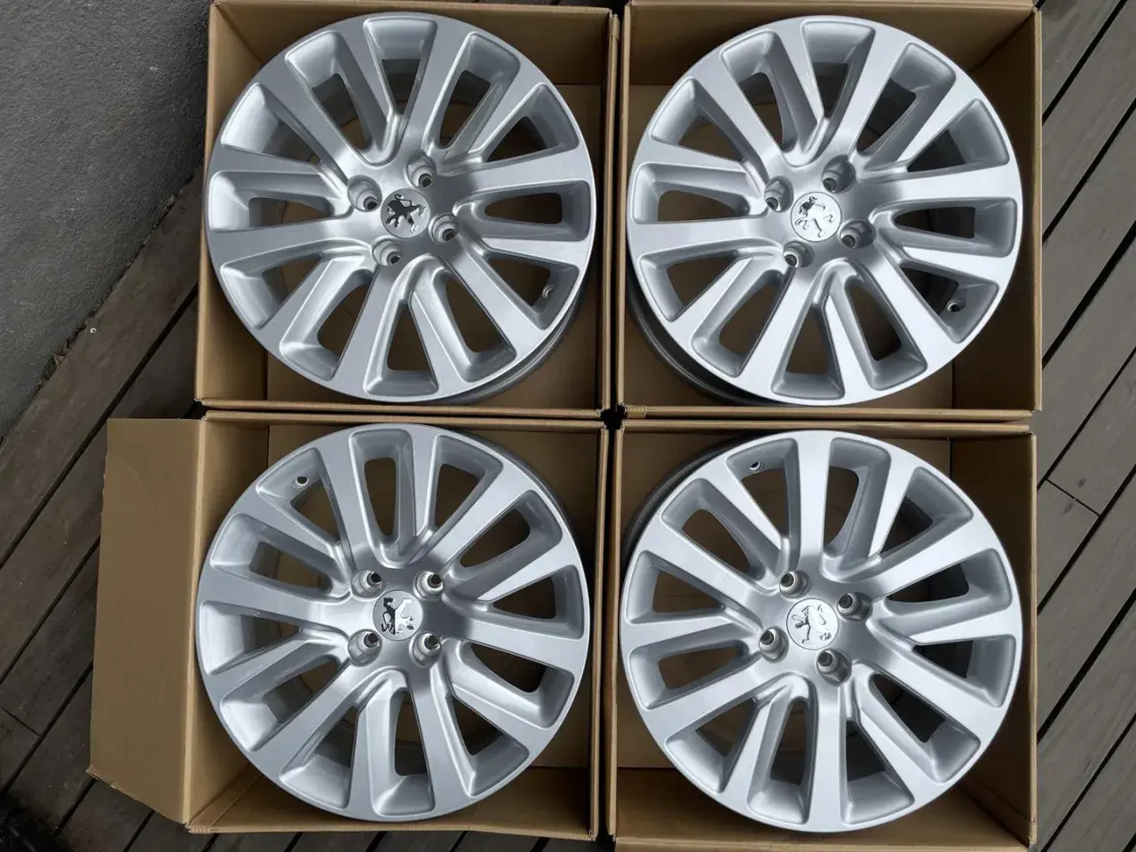 Cztery nowe felgi aluminiowe do Peugeot 407, gotowe do montażu. Idealne opony do tych felg zapewnią komfort i bezpieczeństwo.