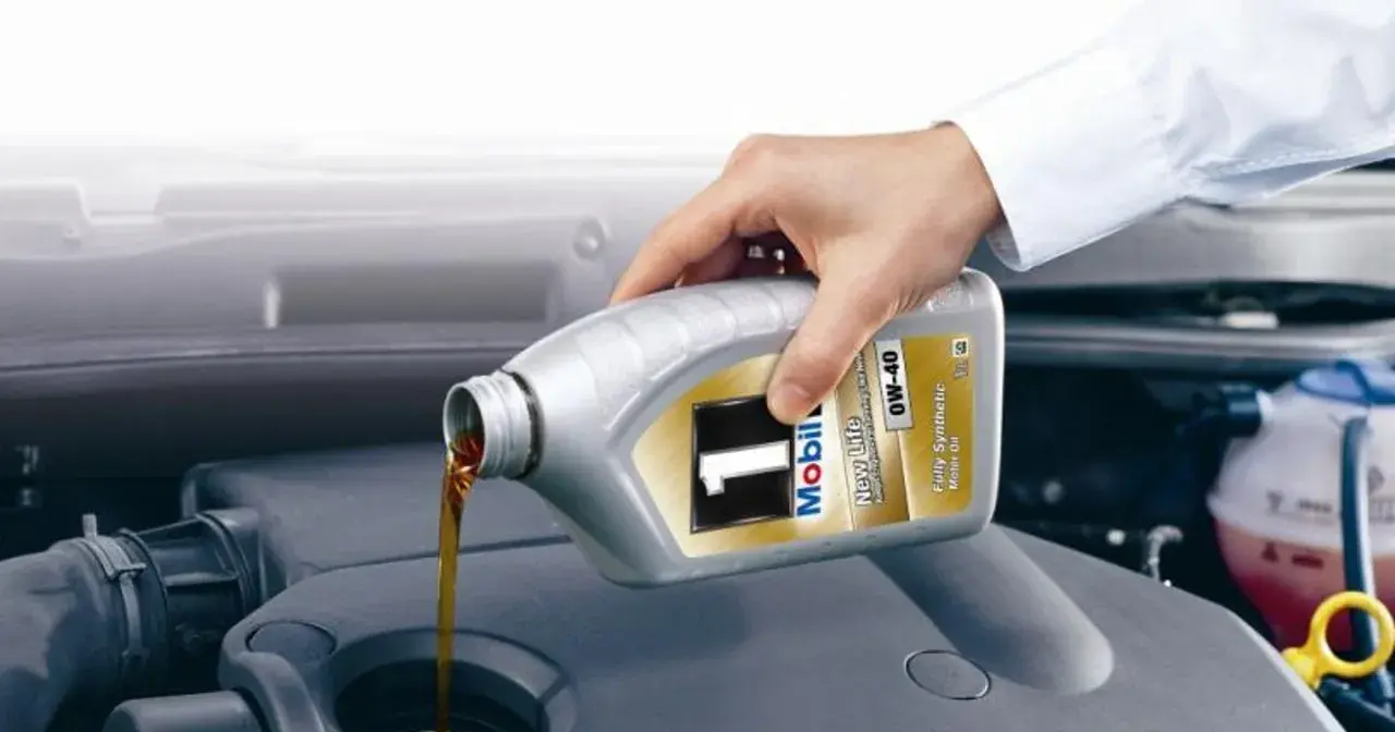 Dolewanie oleju Mobil 1 0W-40 do silnika benzynowego. To właściwy wybór dla Twojego auta.