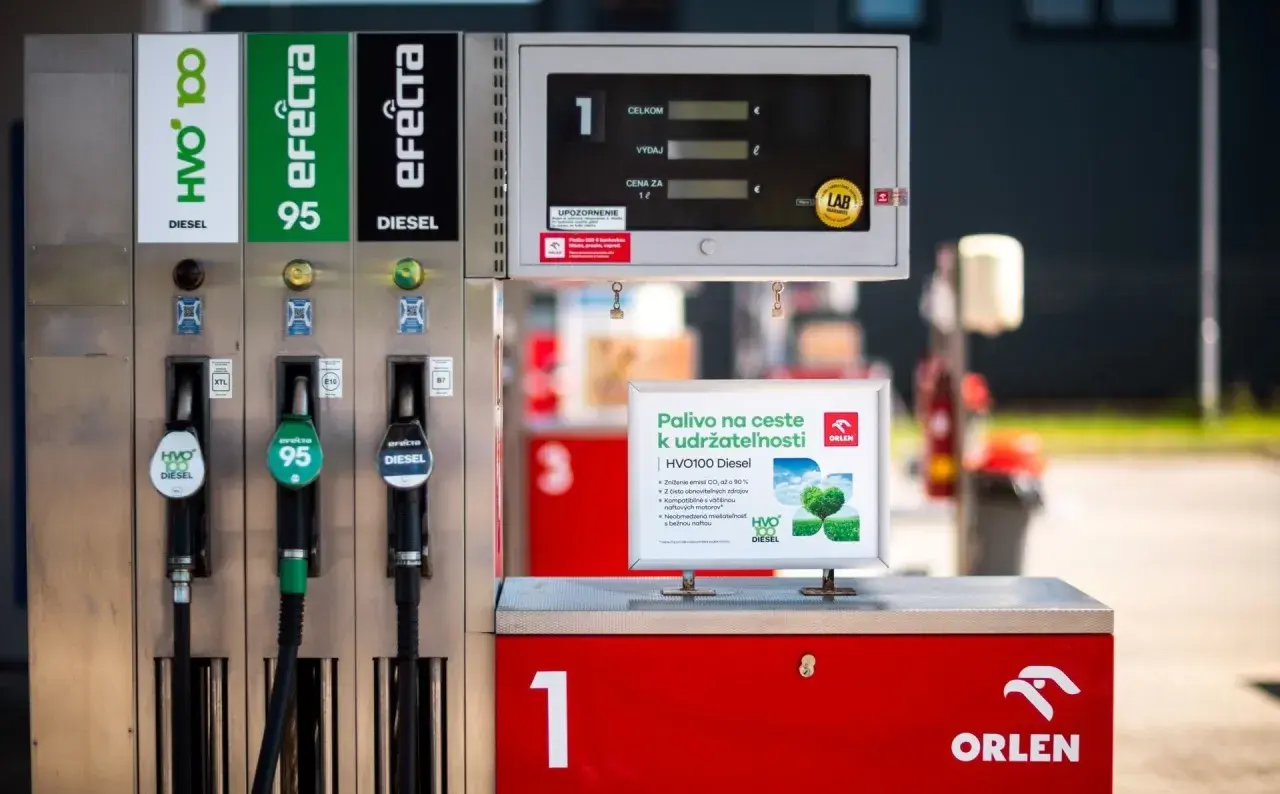 Dystrybutor paliw z HVO100 Diesel, paliwem przyszłości dla zrównoważonego transportu.