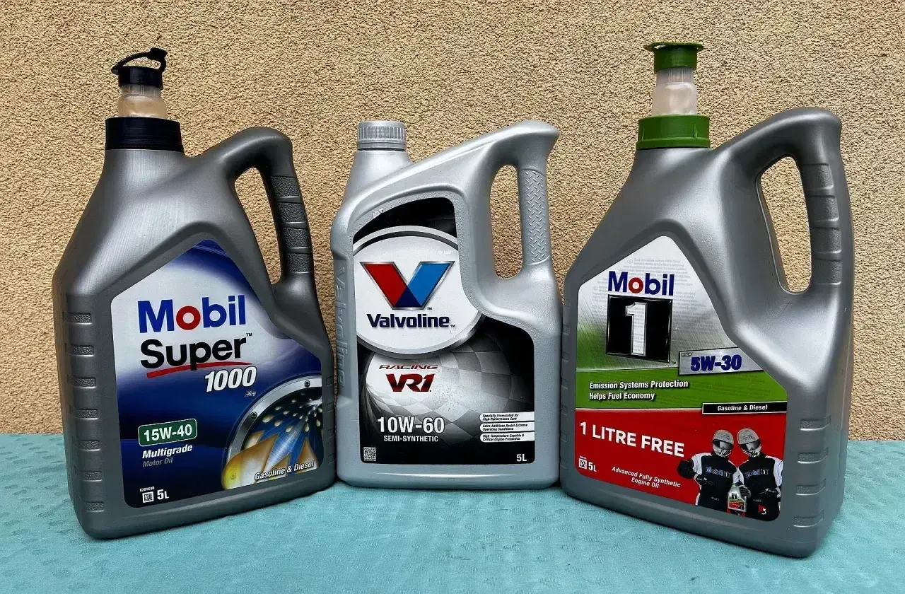 Szukasz oleju do Toyota Yaris 1.4 D4D? Na zdjęciu oleje Mobil i Valvoline. Sprawdź specyfikację swojego auta.
