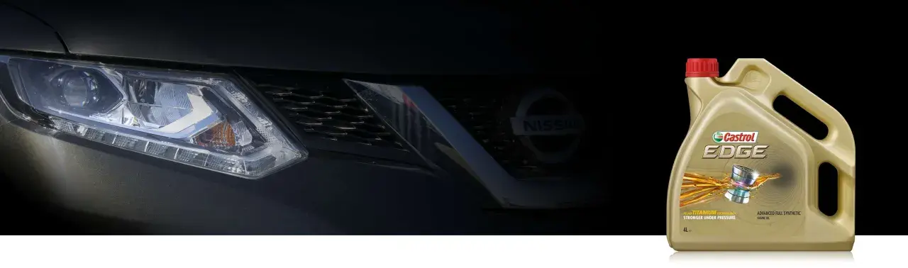 Fragment przodu samochodu Nissan Qashqai i kanister oleju silnikowego Castrol EDGE.