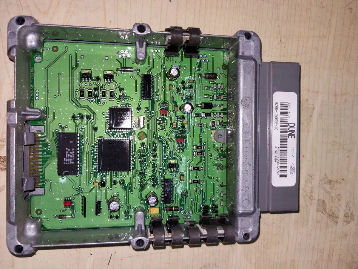 Elektronika Forda z kodem błędu DTC P1260. Widoczny moduł EEC-V z numerem 97BB-12A650-JC.