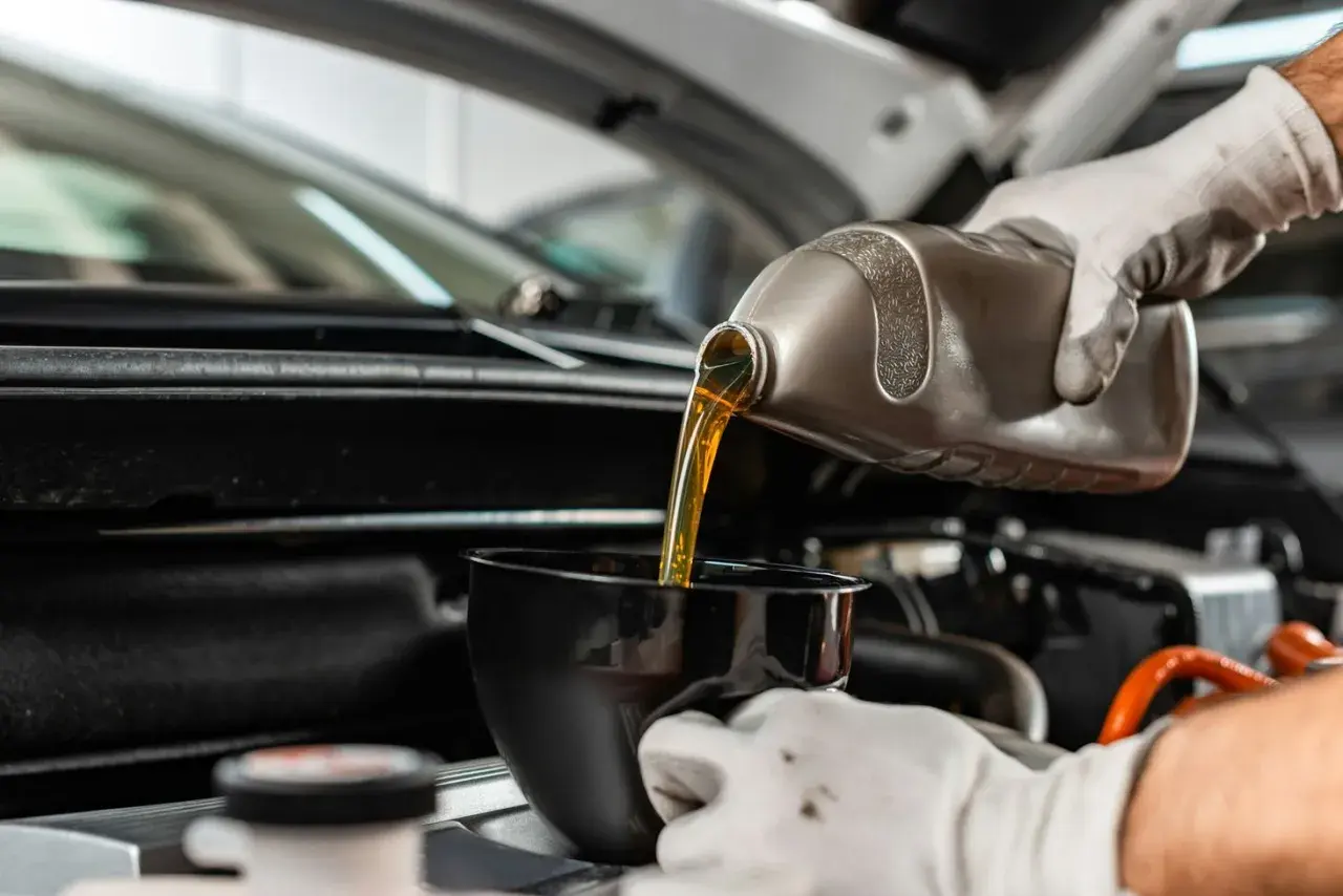 Wlewanie oleju do silnika Hyundai i30 1.4 benzyna. Wymiana płynu eksploatacyjnego.