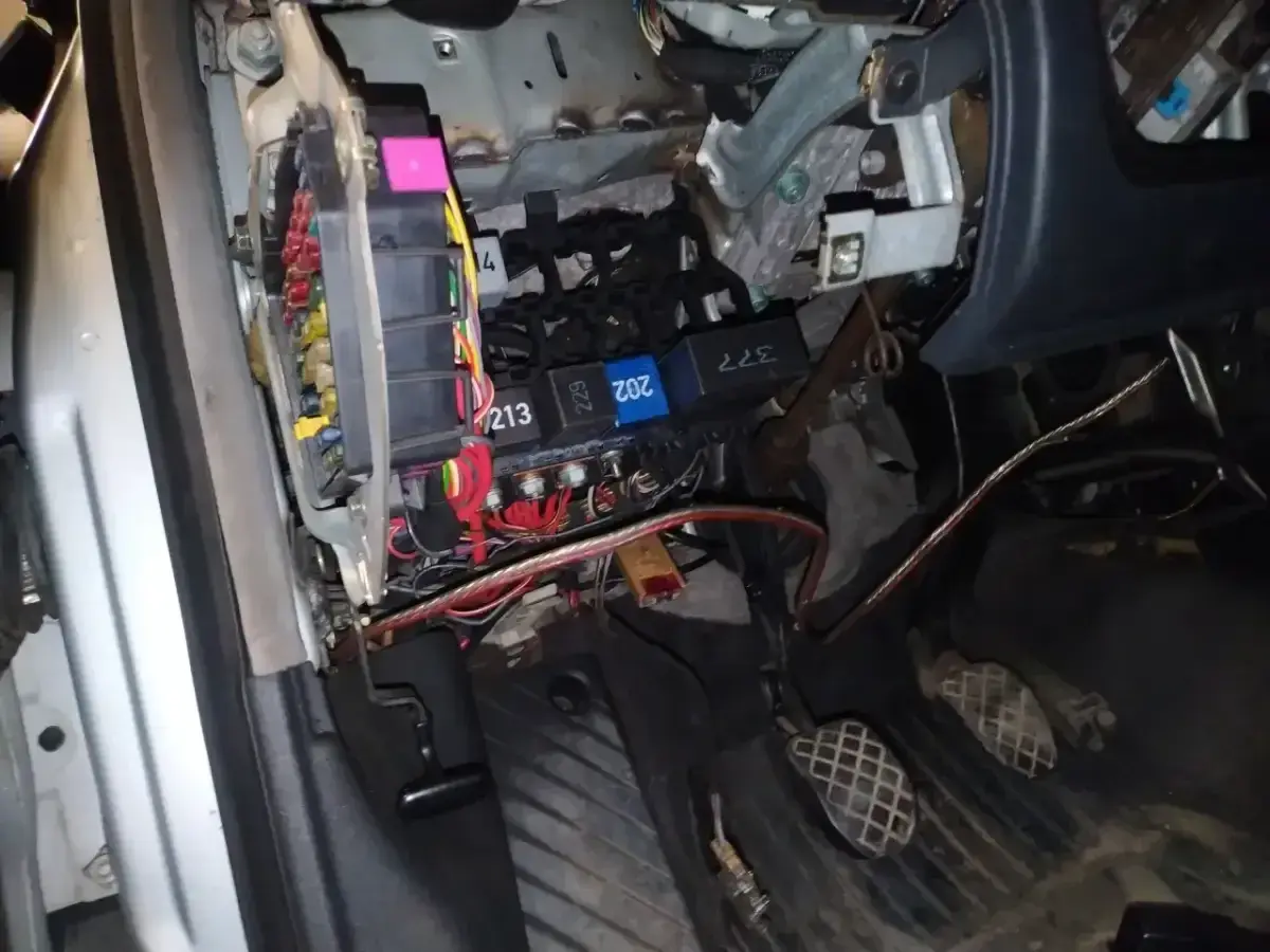 Audi A4 B6 bezpieczniki pod maską. Widoczne przewody i skrzynka z bezpiecznikami, przygotowanie do naprawy.