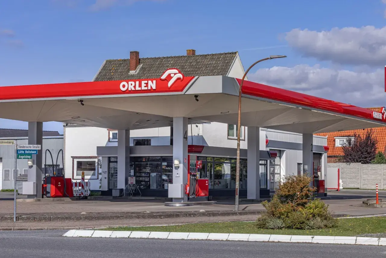 Stacja Orlen, gdzie tankujemy, pokazuje, skąd Orlen bierze ropę – z różnych źródeł, by zapewnić paliwo.
