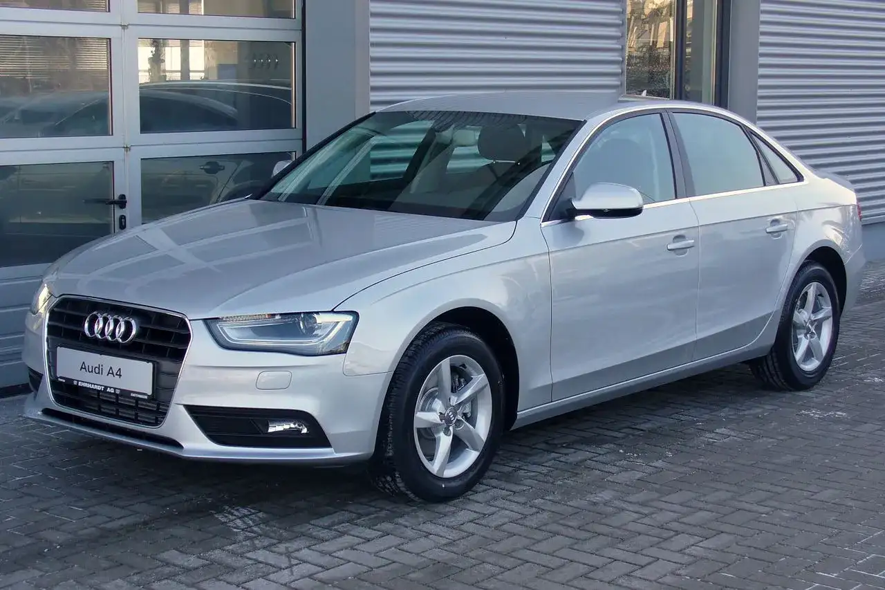 Srebrny Audi A4 B8, często wybierany przez kierowców, może mieć typowe usterki, takie jak problemy z elektroniką czy zawieszeniem.