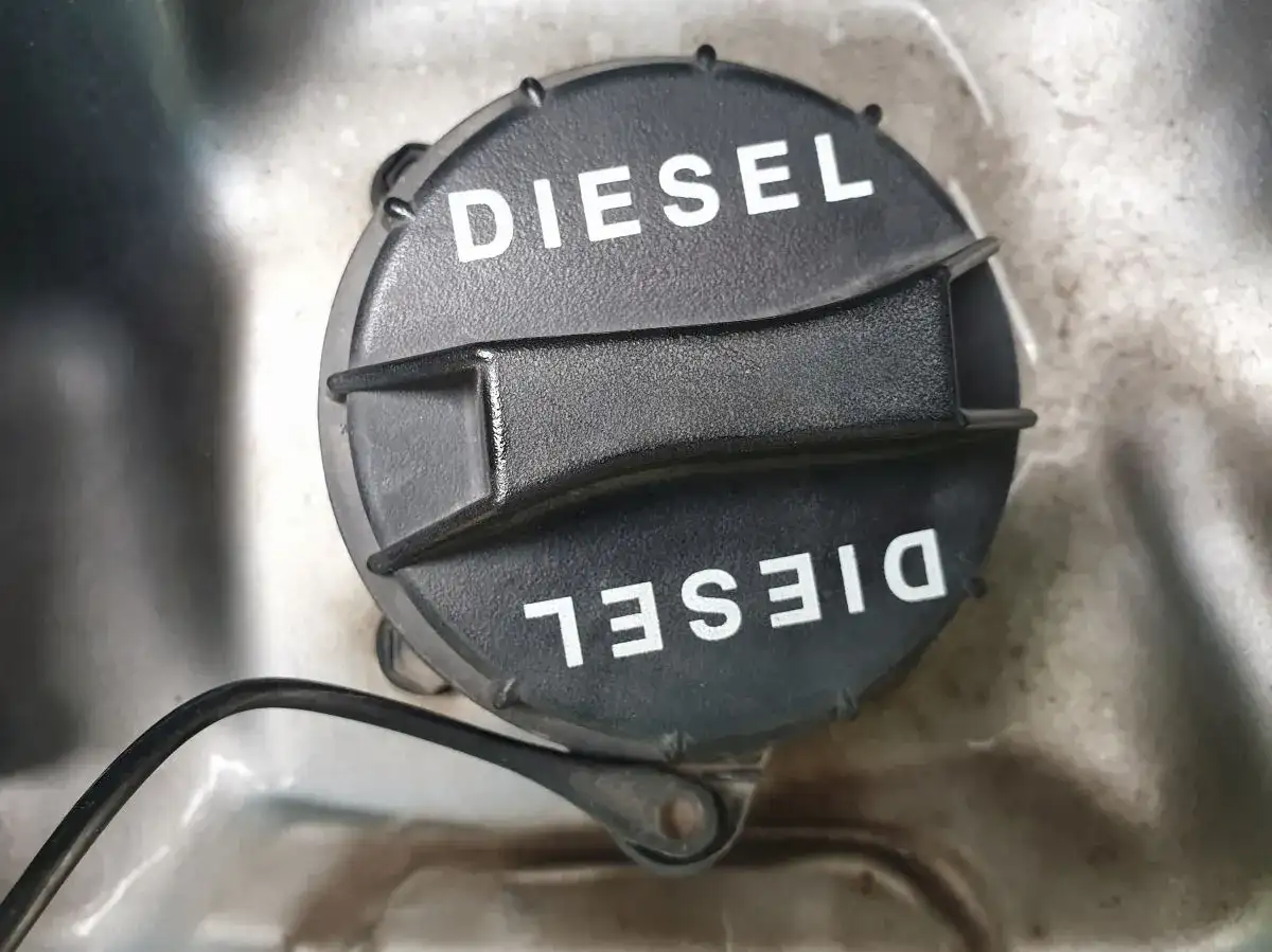 Czarna zakrętka z napisem DIESEL, informująca o rodzaju paliwa.