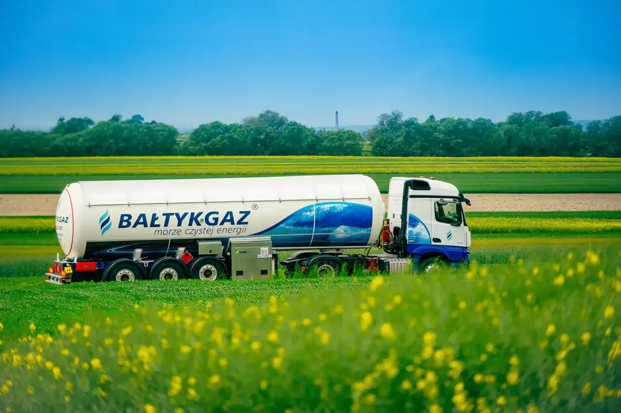 Ciężarówka z logo Bałtykgaz przewozi gaz. Sprawdź aktualną gaz propan cena za litr.