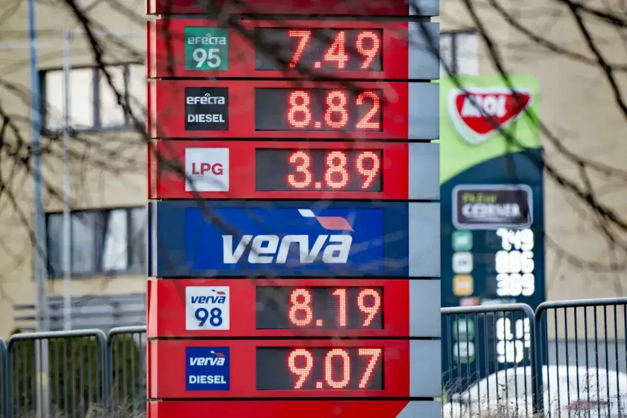 Cennik stacji paliw Lotos: Efecta 95 za 7,49 zł, Diesel za 8,82 zł, LPG za 3,89 zł. Verve 98 za 8,19 zł, Verve Diesel za 9,07 zł.