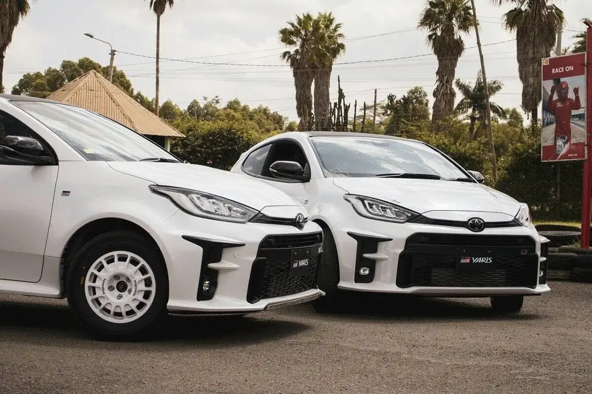 Dwa białe GR Yaris, idealne na każdą nawierzchnię. Zastanawiasz się, jakie opony do Toyoty Yaris? Te modele pokazują możliwości.