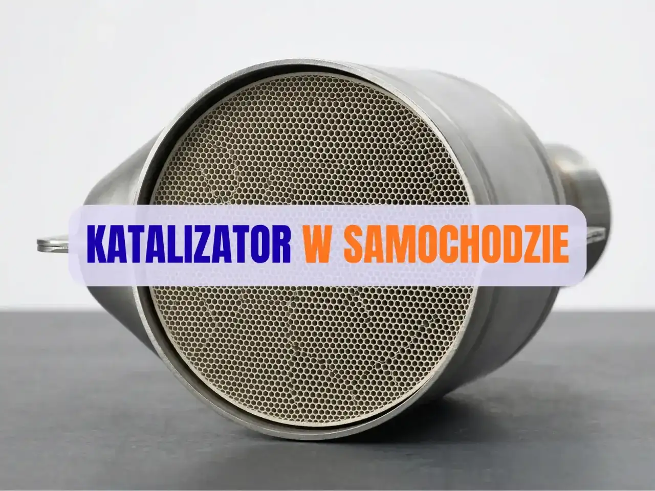 Nowy katalizator samochodowy z widocznym wnętrzem o strukturze plastra miodu.
