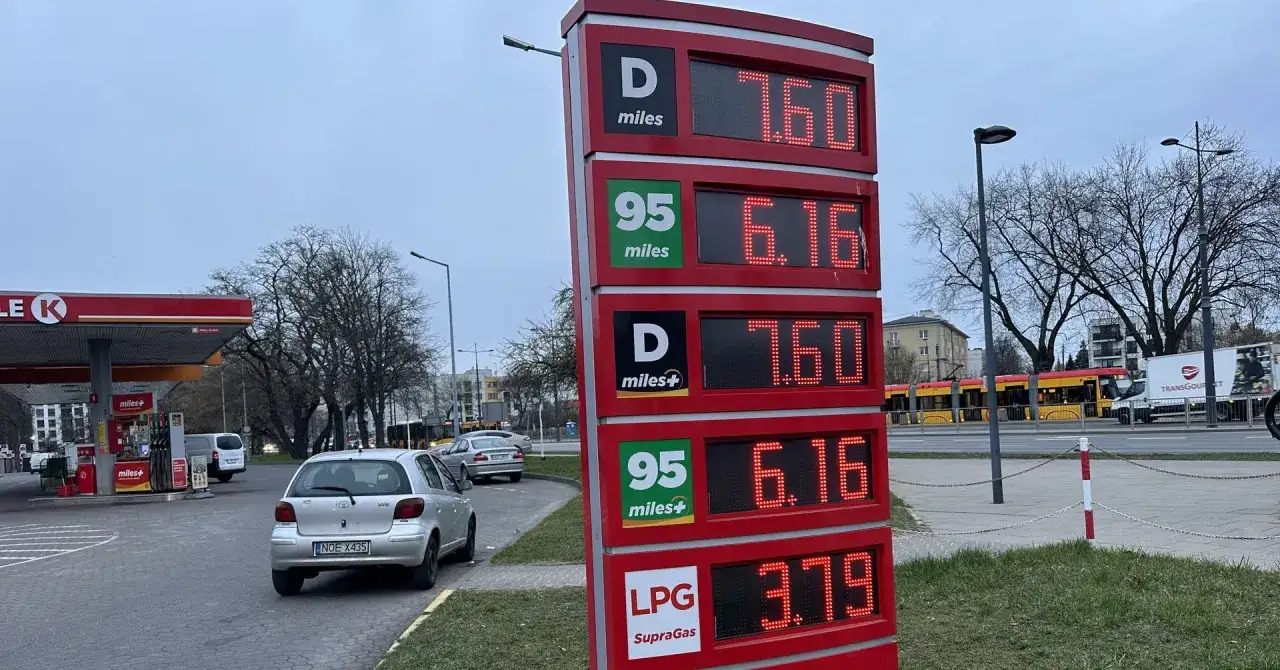 Ceny paliw na tablicy stacji BP: Diesel 7,60 zł, Pb95 6,16 zł, LPG 3,79 zł.