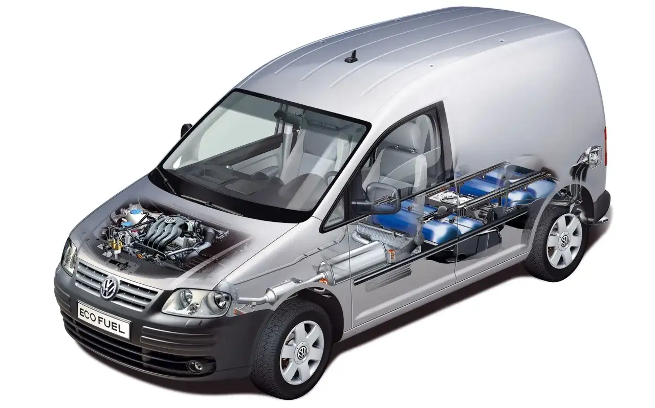 Volkswagen Caddy zasilany gazem płynnym LPG. Widoczny silnik i zbiorniki paliwa.