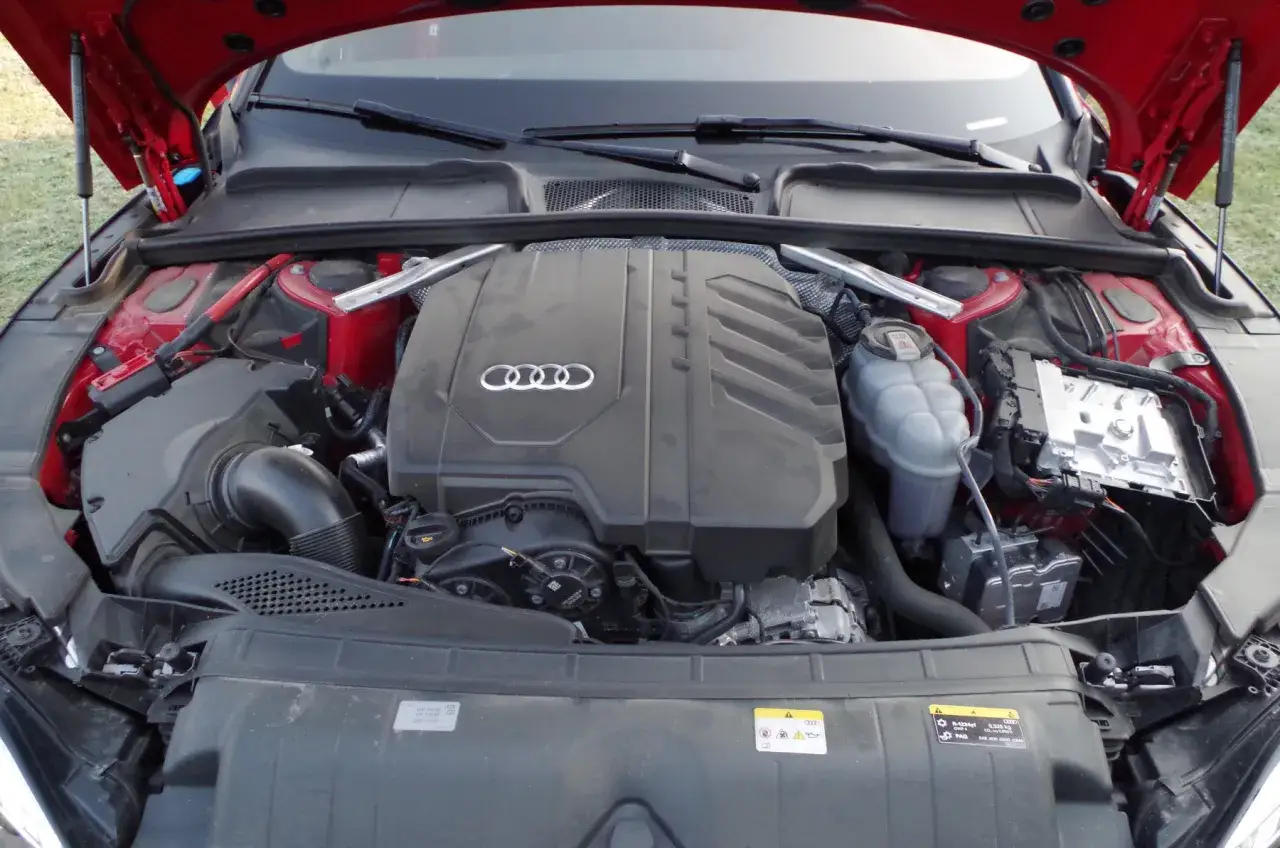 Silnik Audi A5 F5 z widocznym logo czterech pierścieni.