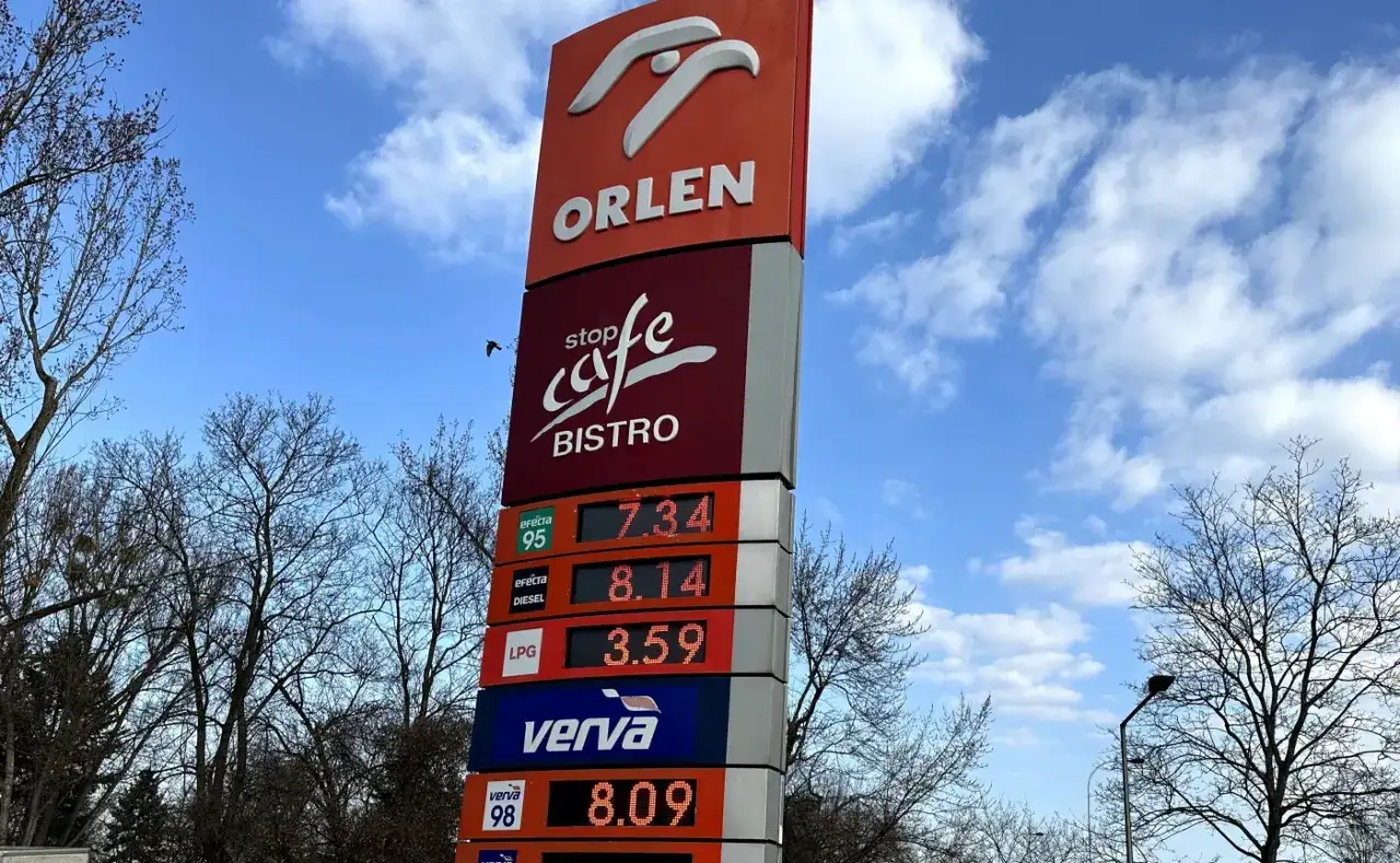 Cena benzyny 95 na Orlenie to 7.34. Obok widać ceny diesla, LPG i Vervy 98.