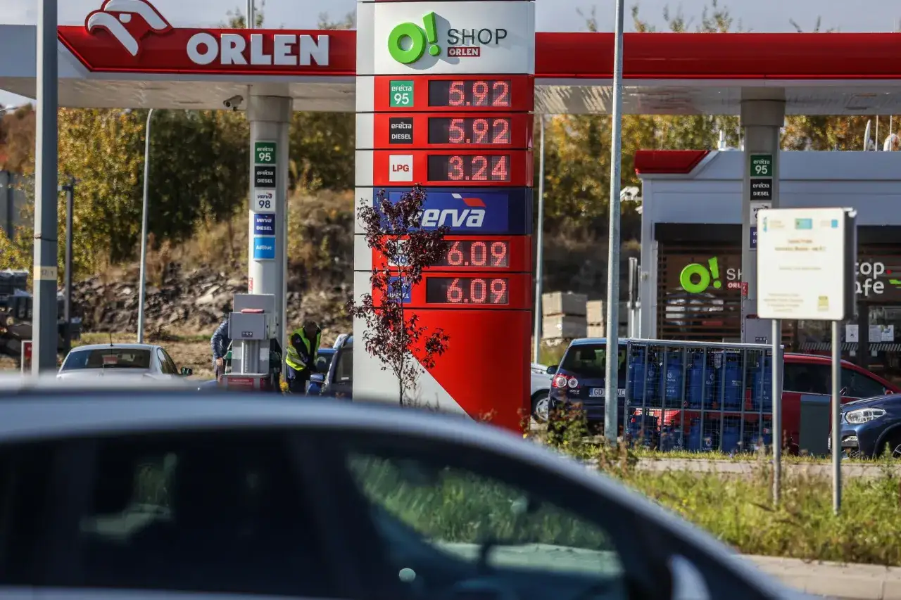 Ceny paliw na Orlenie: 95 – 5.92, Diesel – 5.92, LPG – 3.24. Verva 98 i Diesel po 6.09. Hurtowe ceny paliw Lotos.