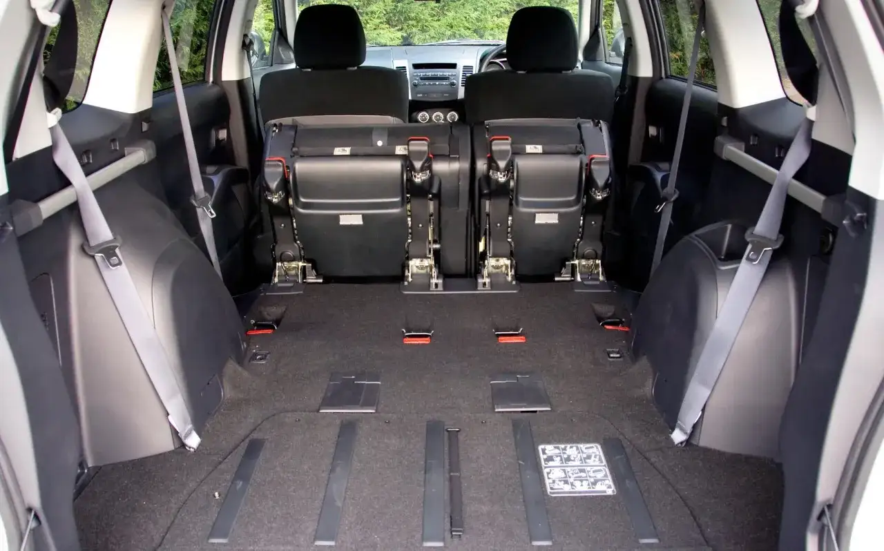 Wnętrze Mitsubishi Outlander 2008 z rozłożonymi siedzeniami, gotowe na bagaż.
