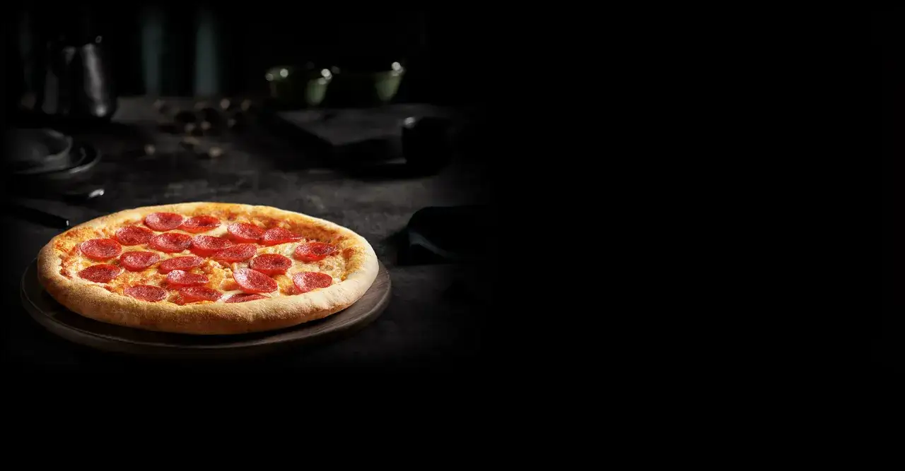 Pyszna pizza pepperoni z Orlenu, idealna na szybki postój.