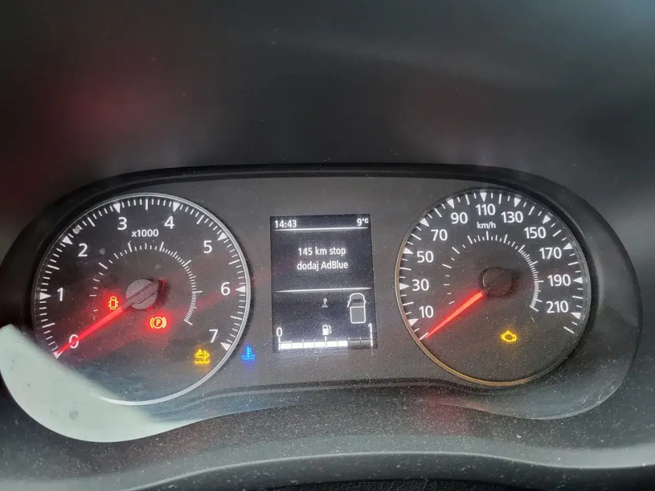 Kontrolka AdBlue w Renault Master świeci się, informując o konieczności uzupełnienia płynu. Do przejechania pozostało 145 km.