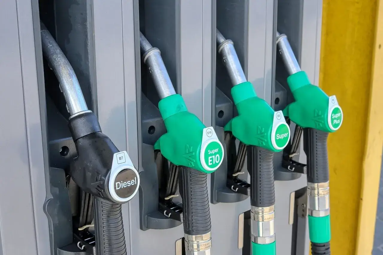 Dostępne dystrybutory paliwa: Diesel, Super E10, Super, Super Plus. Wybierz ekodiesel dla swojego pojazdu.