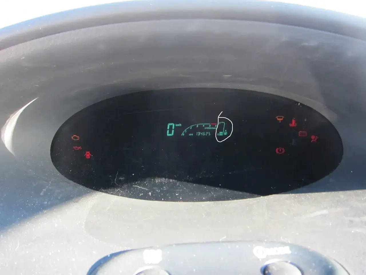 Toyota Yaris kontrolka rezerwy paliwa
