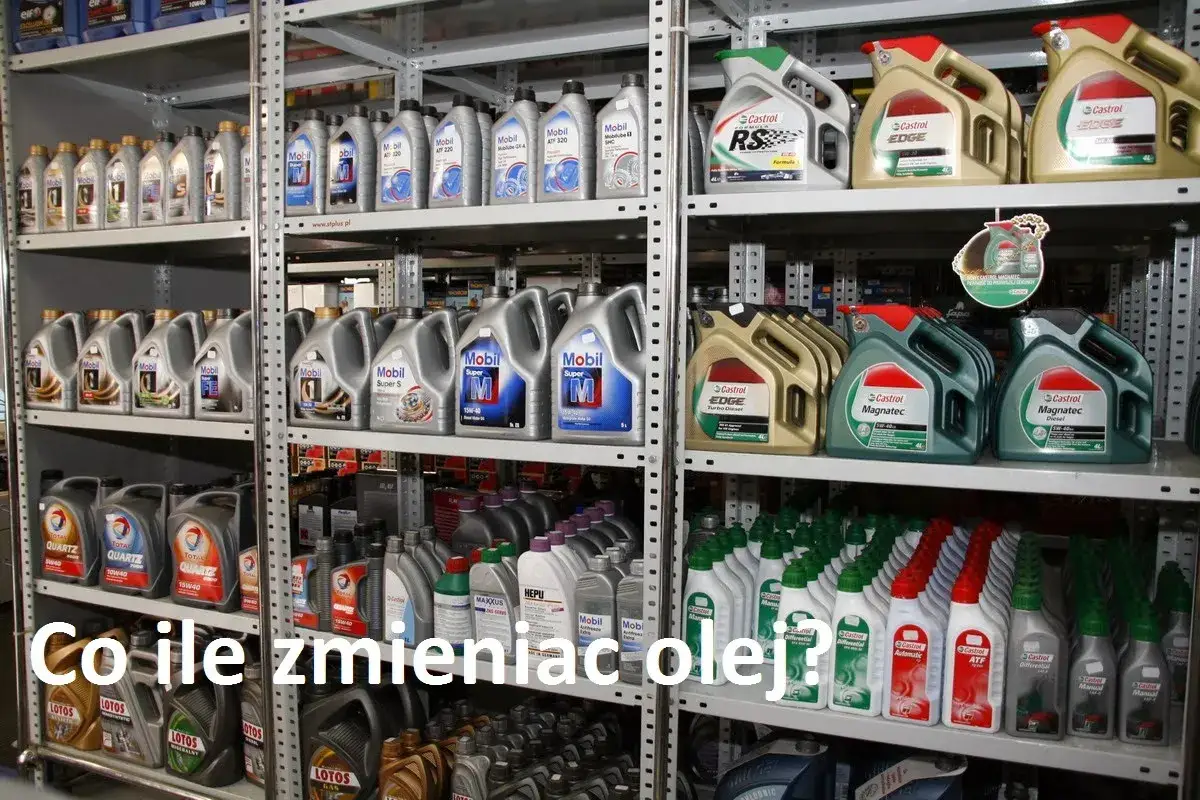 Półki sklepowe uginają się od butelek z różnymi markami oleju silnikowego, jak Mobil czy Castrol.