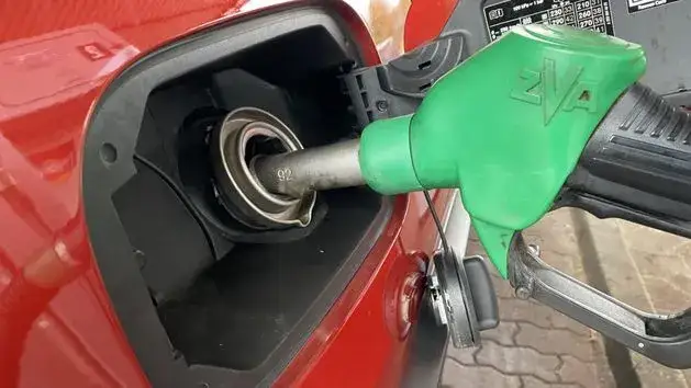 tankowanie samochodu pod korek