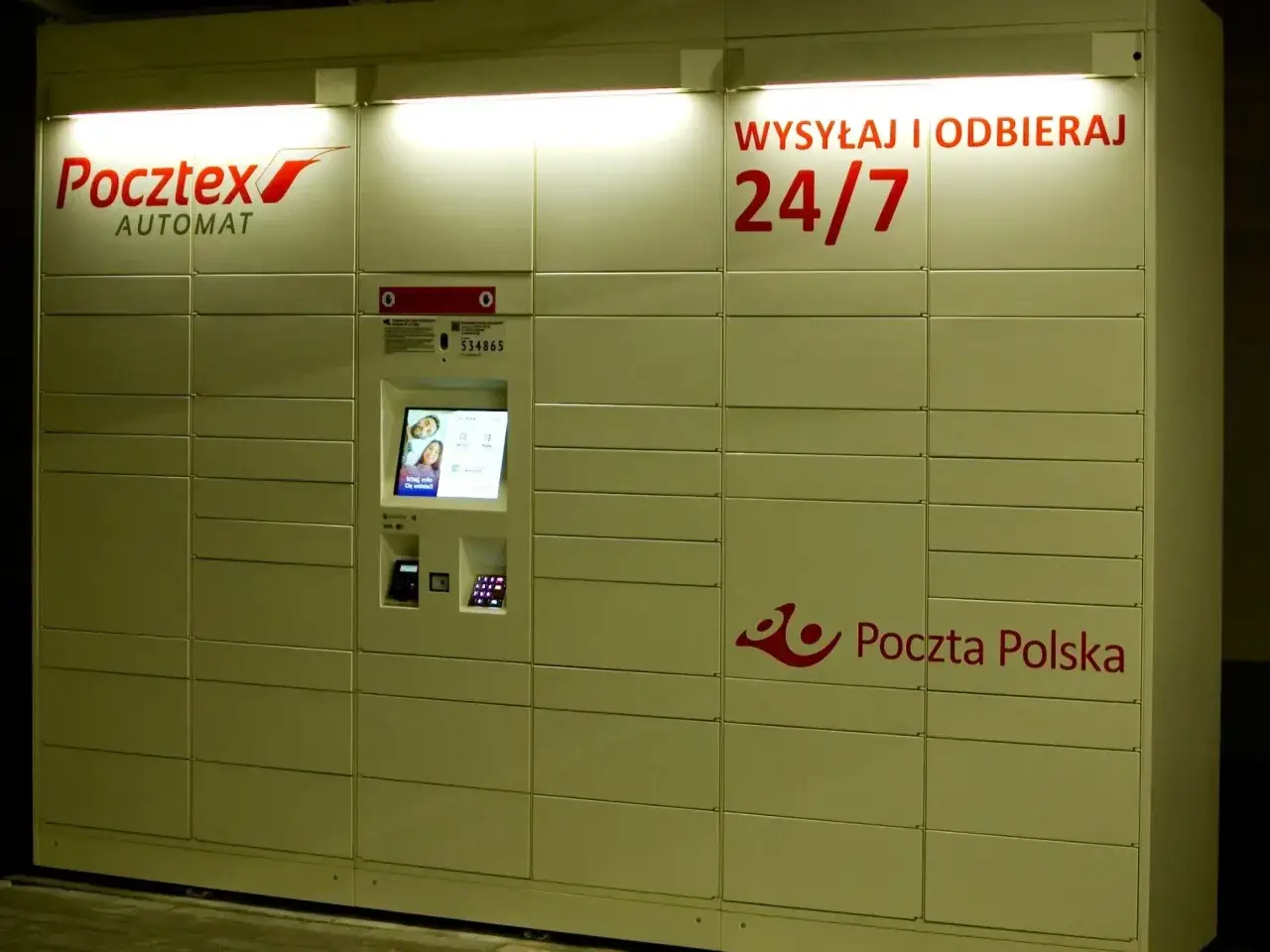 Automat Pocztex z opcją wysyłki i odbioru 24/7. Szybki pocztex czas dostawy to jego atut.