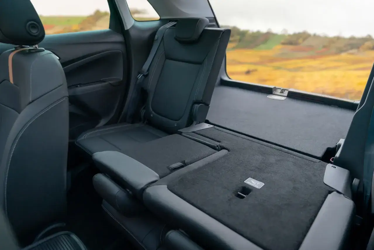 Opel Crossland: składane tylne siedzenia, idealne na bagaż. Wady i zalety tego rozwiązania.
