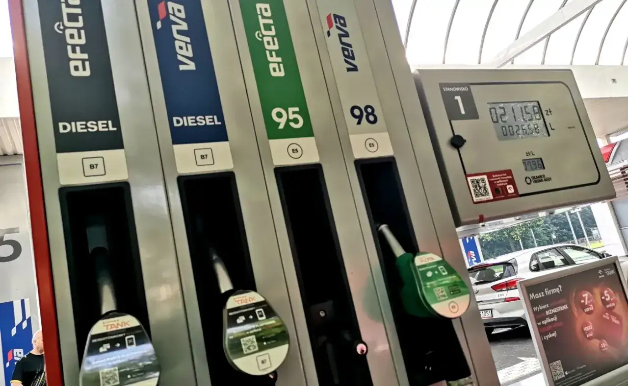 Dwa dystrybutory z napisem DIESEL, obok paliwa 95 i 98. Na ekranie cena za litr.
