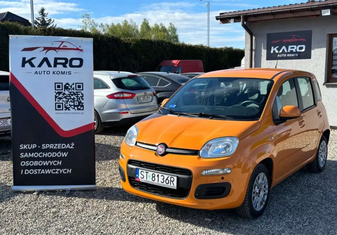 Pomarańczowy Fiat Panda z salonu samochodowego Karo. Idealny do miasta, czeka na nowego właściciela.