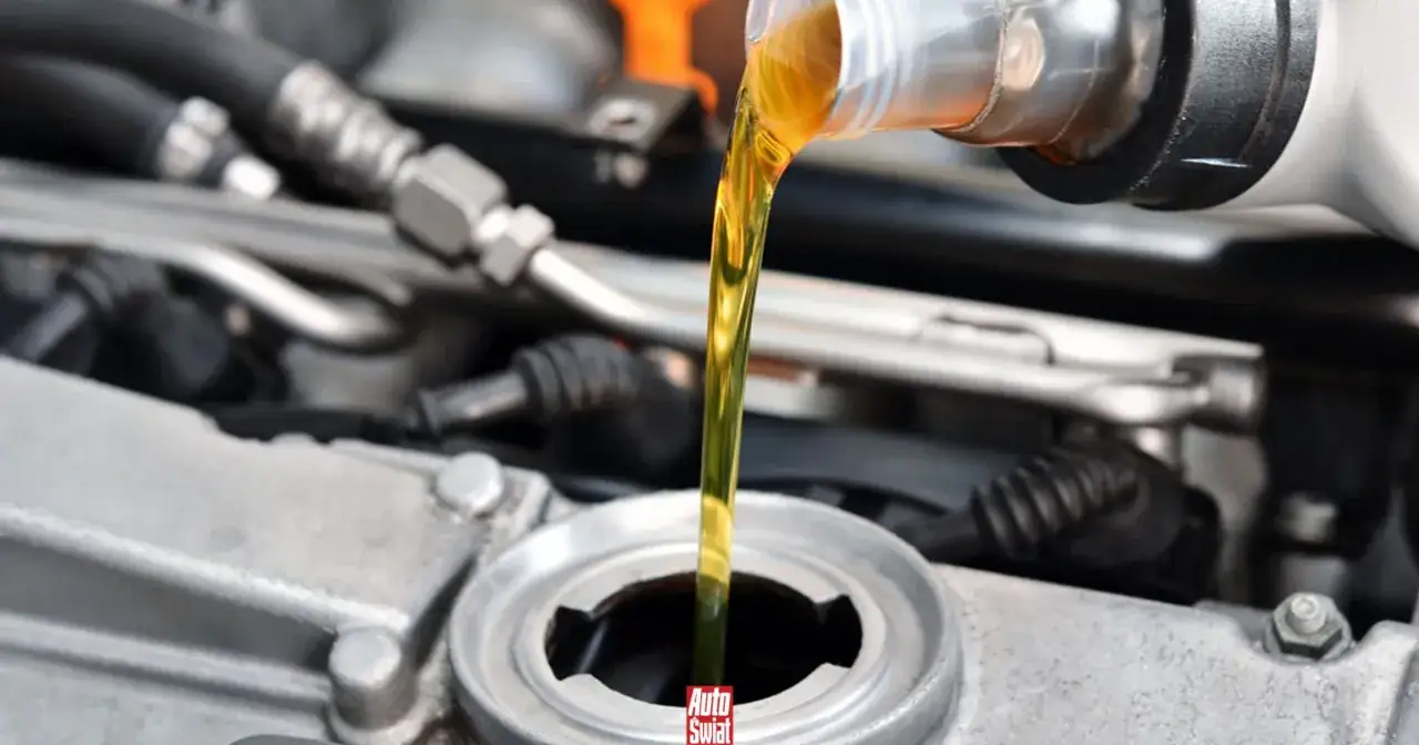 Wlewanie oleju do silnika. Jaki olej do Toyoty Aygo 1.0 benzyna? Odpowiedni płyn zapewni długą żywotność jednostki napędowej.