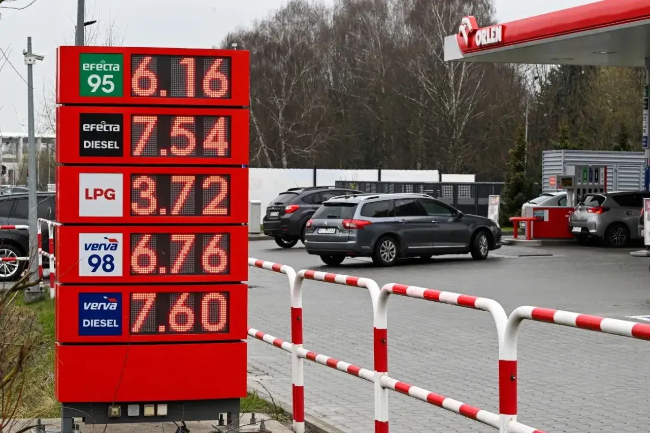 Cena benzyny na giełdzie: 95 - 6.16, Diesel - 7.54, LPG - 3.72, 98 - 6.76, Verve Diesel - 7.60. Samochody na stacji Orlen.
