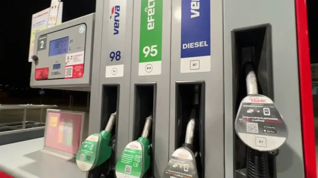 Dystrybutor paliwa z opcjami 98, 95 i DIESEL. Czy on to diesel? Tak, to dystrybutor z paliwem DIESEL.