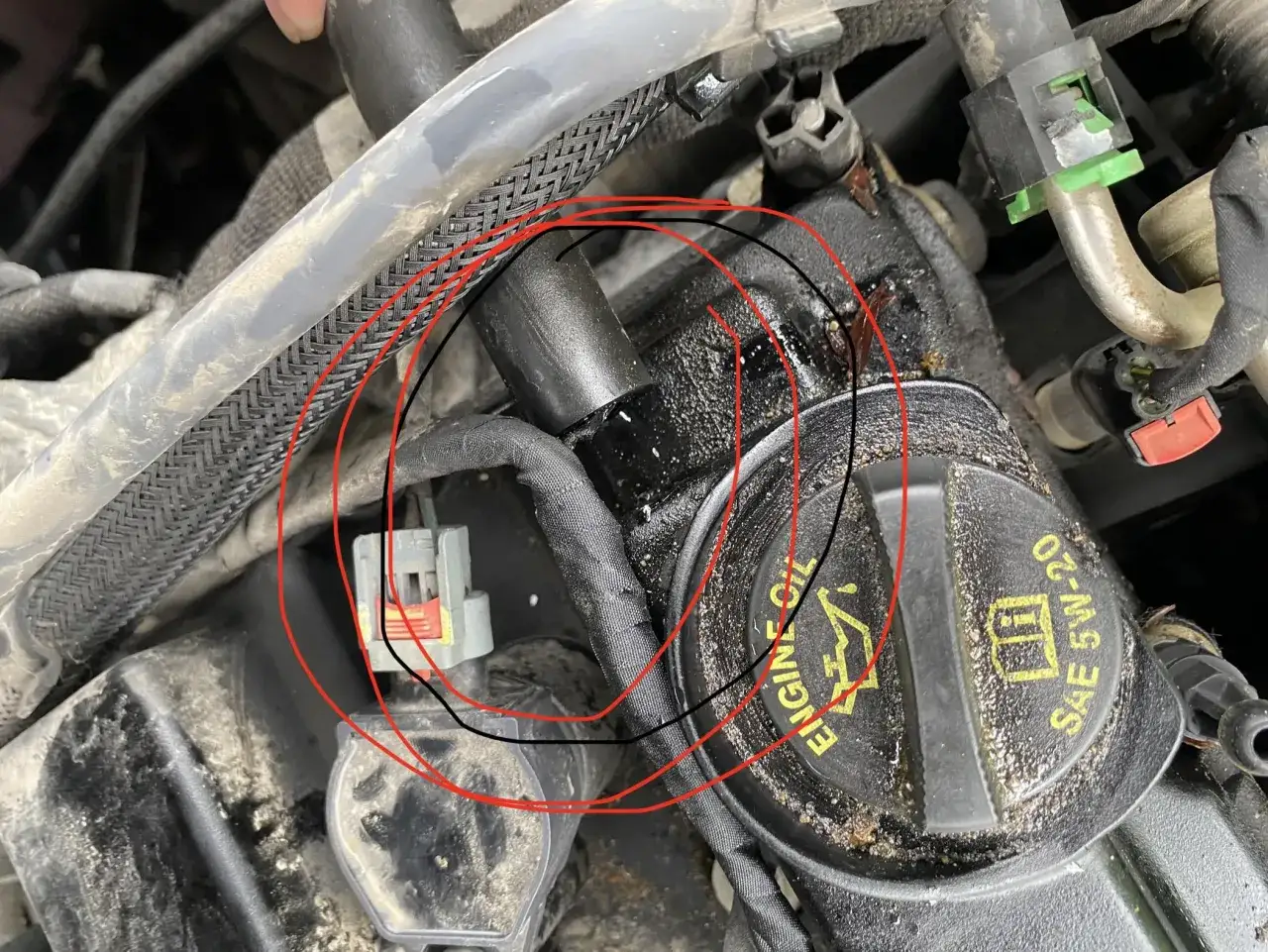 Silnik Toyoty z błędem DTC P0301. Cewka zapłonowa i wtyczka zaznaczone na czerwono.
