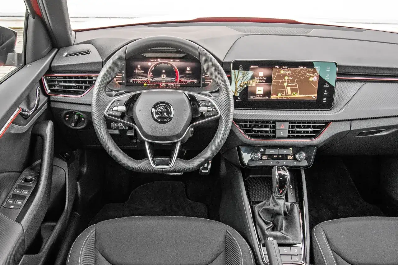 Wnętrze Skoda Kamiq 2024: cyfrowy kokpit, ekran multimediów z nawigacją i Apple CarPlay, automatyczna skrzynia biegów.