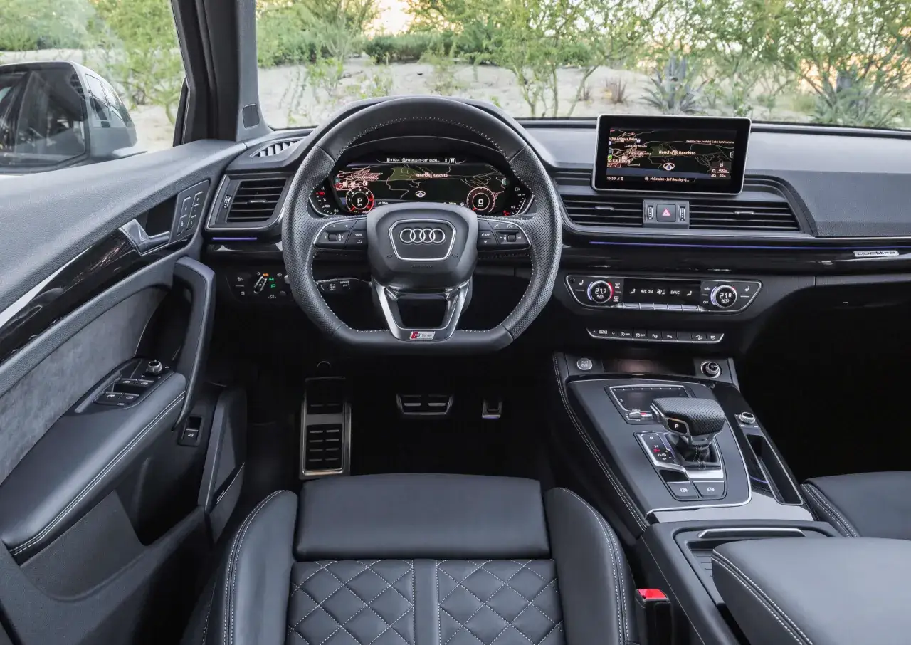Wnętrze Audi Q5 2020: skórzana tapicerka, cyfrowe zegary i nawigacja. Sprawdź audi q5 2020 cena.