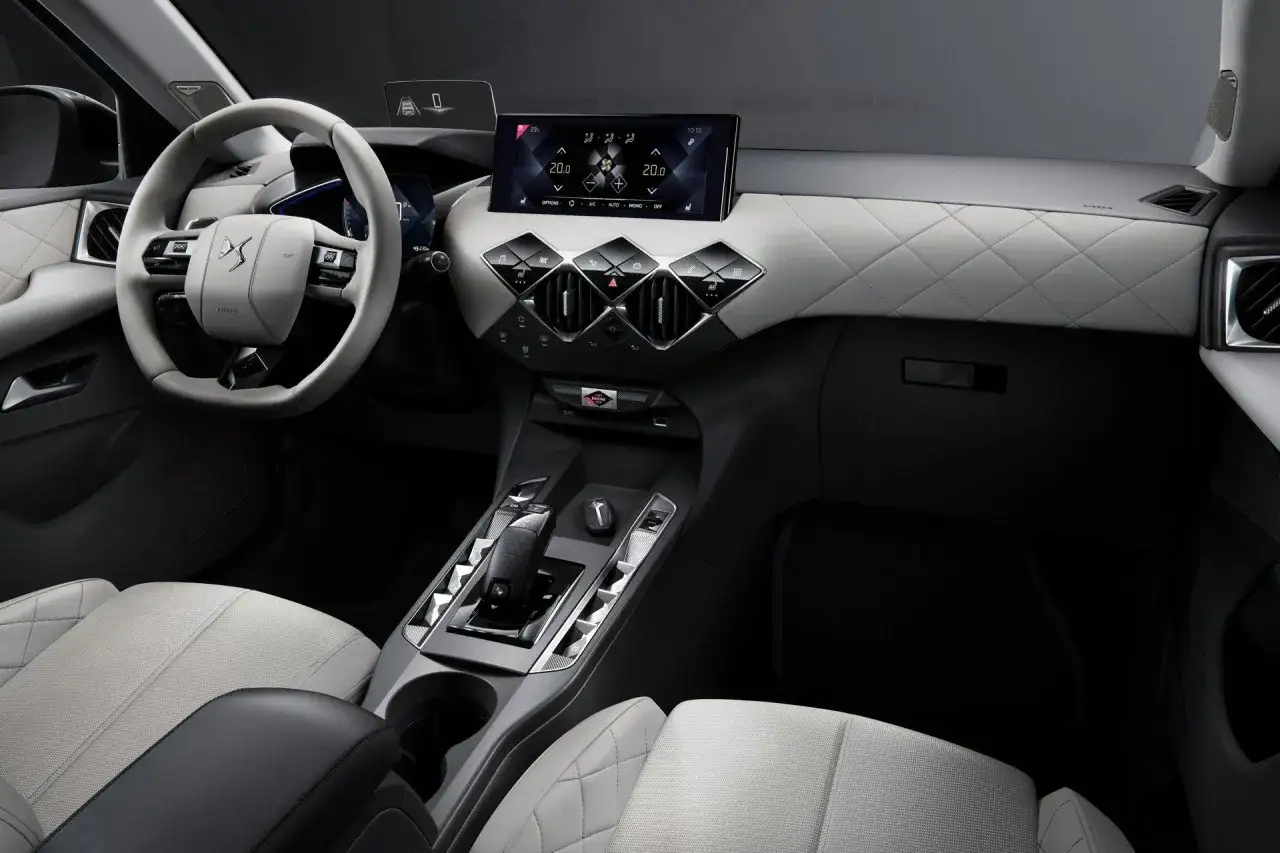 Wnętrze DS3 Crossback: nowoczesna deska rozdzielcza z ekranem dotykowym, kierownicą i eleganckimi detalami.