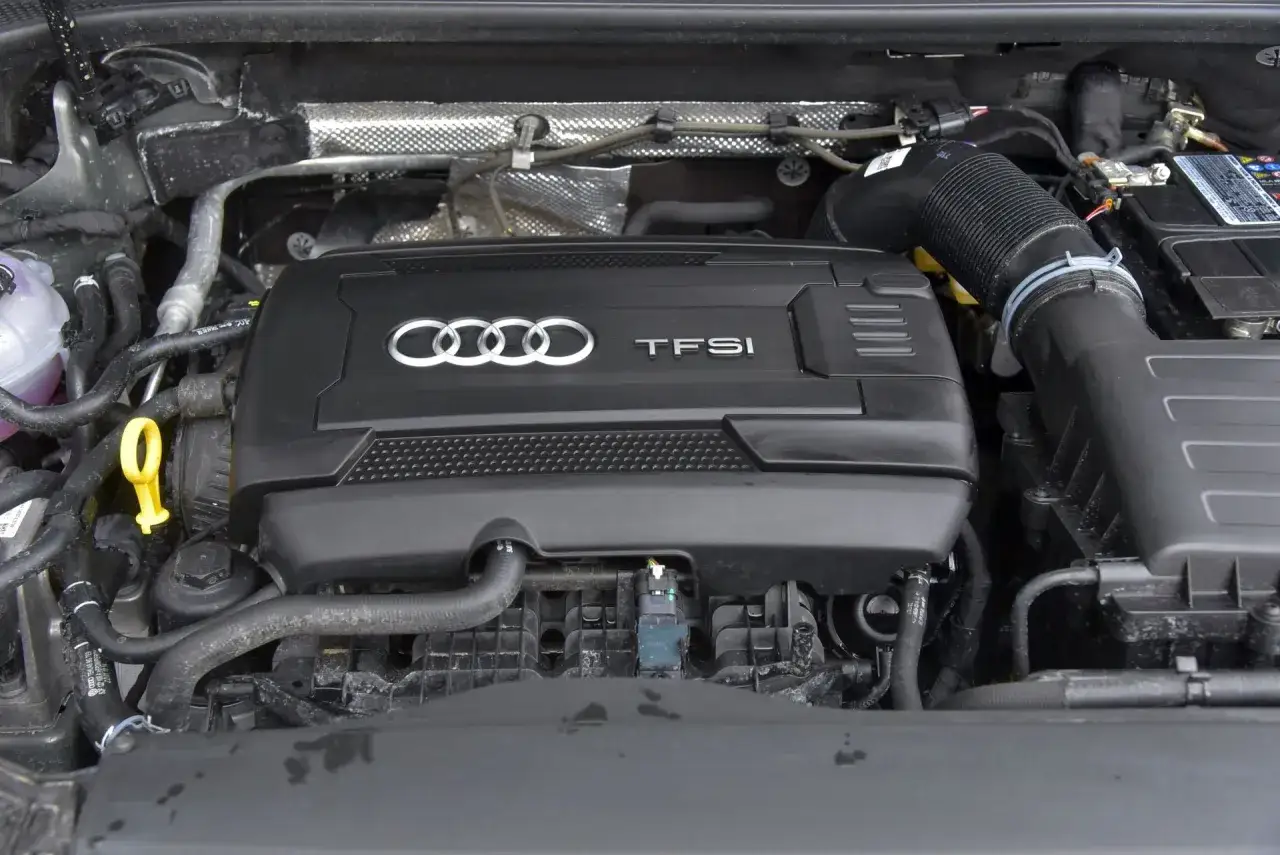 Silnik TFSI w Audi Q3 8U, gotowy do pracy.