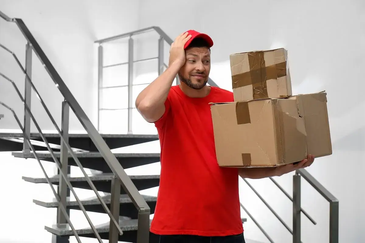 Kurier zaniepokojony, trzyma uszkodzone paczki. Czy to będzie FedEx protokół szkody?