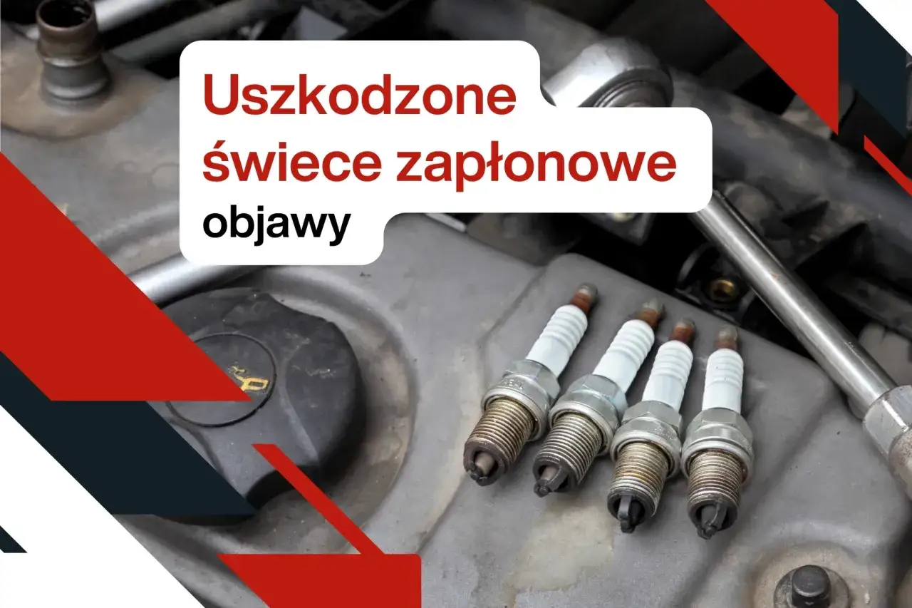 Cztery świece zapłonowe leżą na silniku. Tekst informuje, jak sprawdzić świece zapłonowe i objawy ich uszkodzenia.