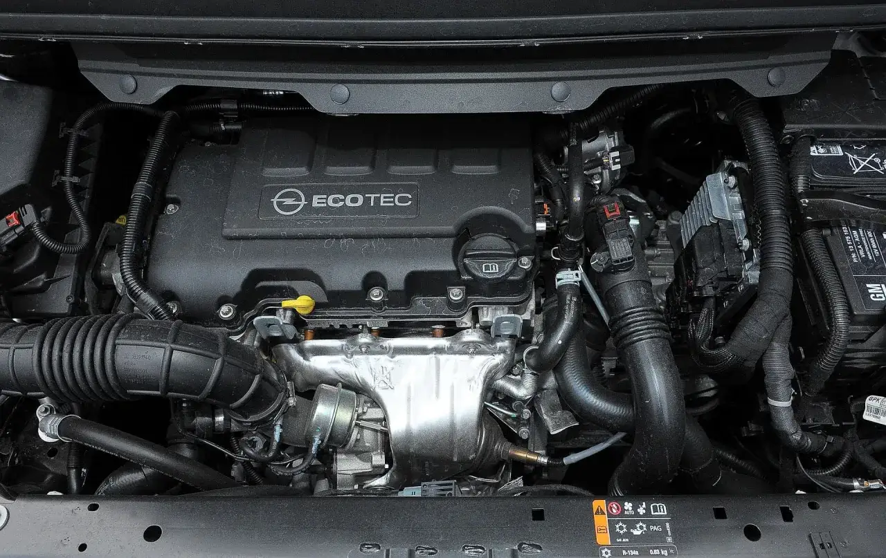 Silnik Opel Zafira Tourer 1.4 Turbo. Widoczne elementy układu dolotowego i turbosprężarki, potencjalne źródło problemów.