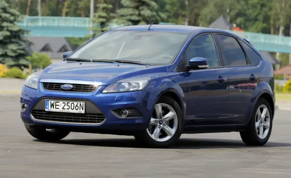 Niebieski Ford Focus MK2, przednie światła gotowe na wymianę żarówek.