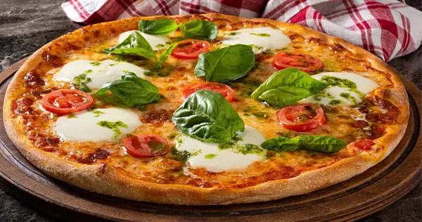 Orlen pizza margherita z bazylią i pomidorami, idealna na szybki posiłek.