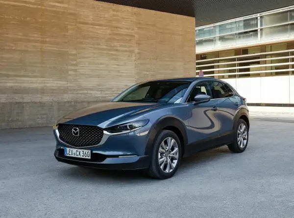 Elegancka Mazda CX-30 w szarym kolorze. Choć piękna, warto znać jej potencjalne wady przed zakupem.